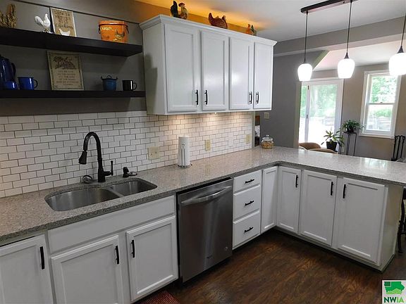 4th image of 4028 Glen Oaks Blvd