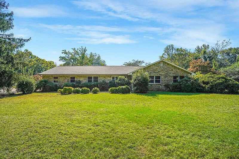 3 bed, 2.5 bath, 2290 sqft, $2,700 — Photo 1