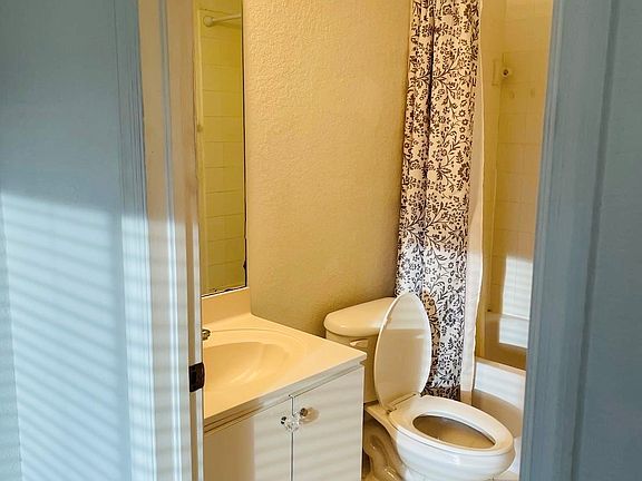 5th image of 940 NE 34th Ave Unit 202