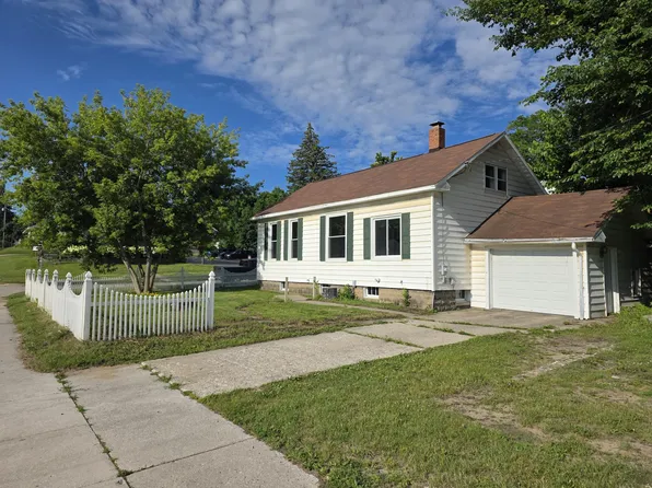 328 4th St, Manistee, MI 49660