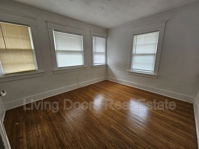 3 bed, 1.0 bath, $1,410 — Photo 3