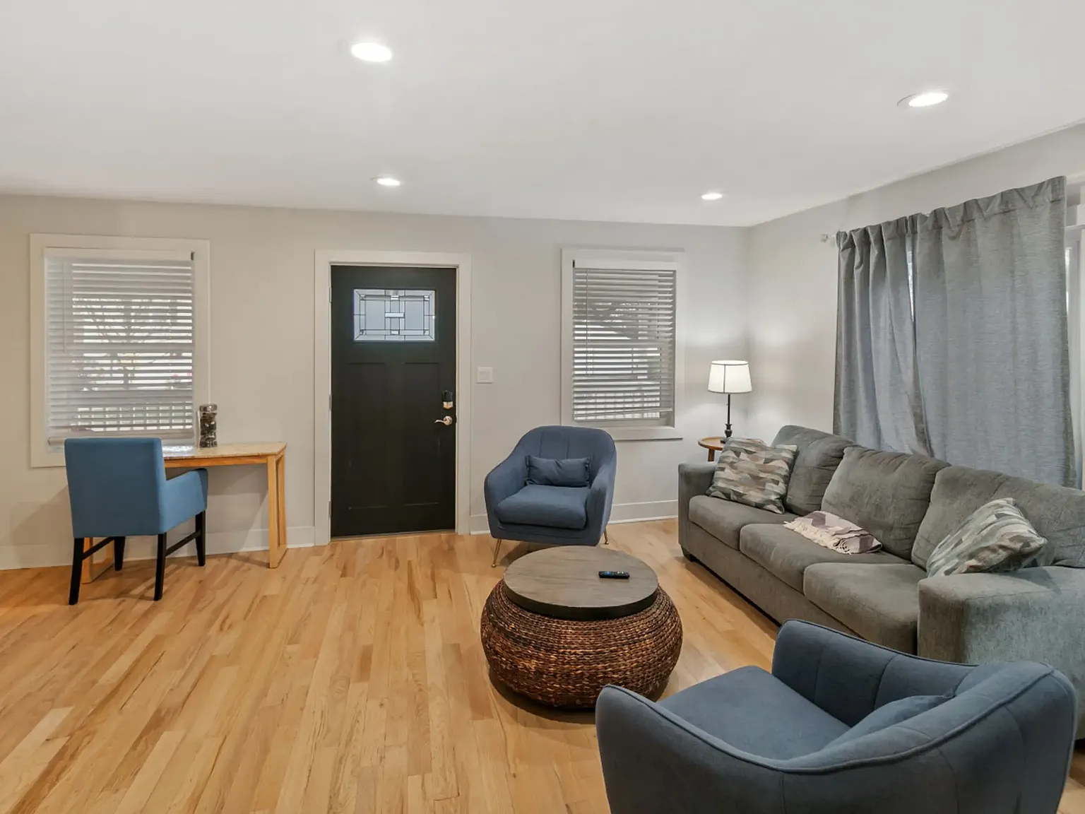 4 bed, 2.5 bath, 1750 sqft, $8,000 — Photo 2