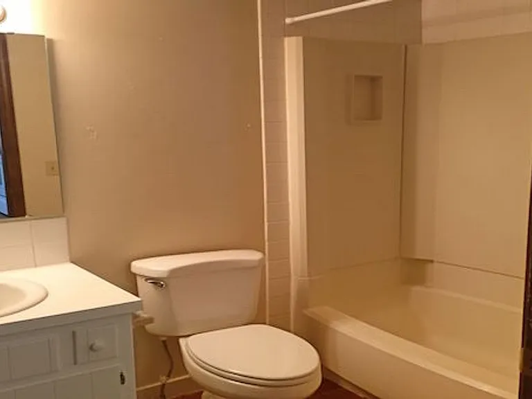 422 E Elm St — Photo 8