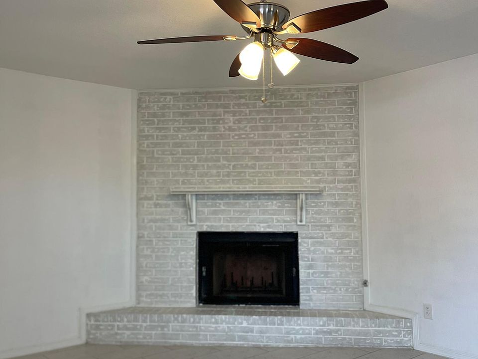 Gas burning fireplace