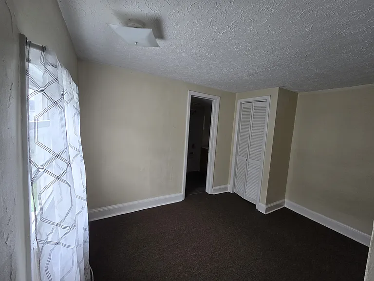 324 Woodstock Ln — Photo 6