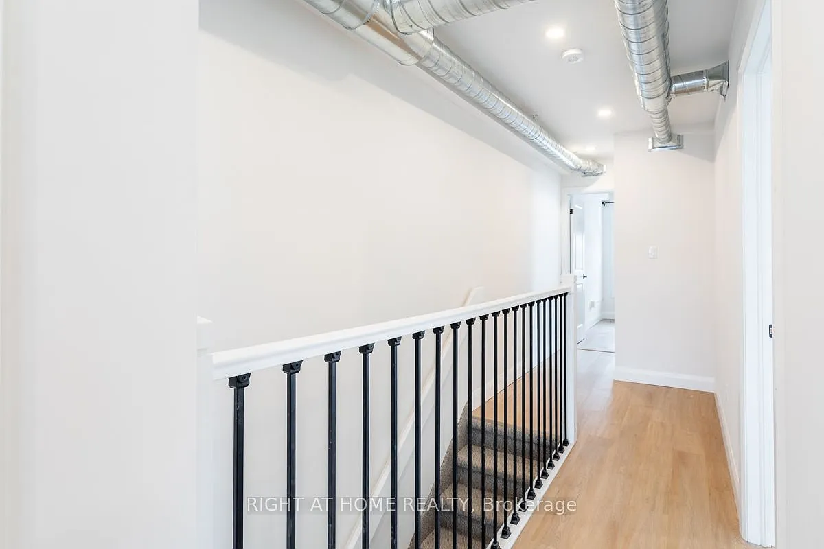 Building Photo - 115 Catharine St N #2