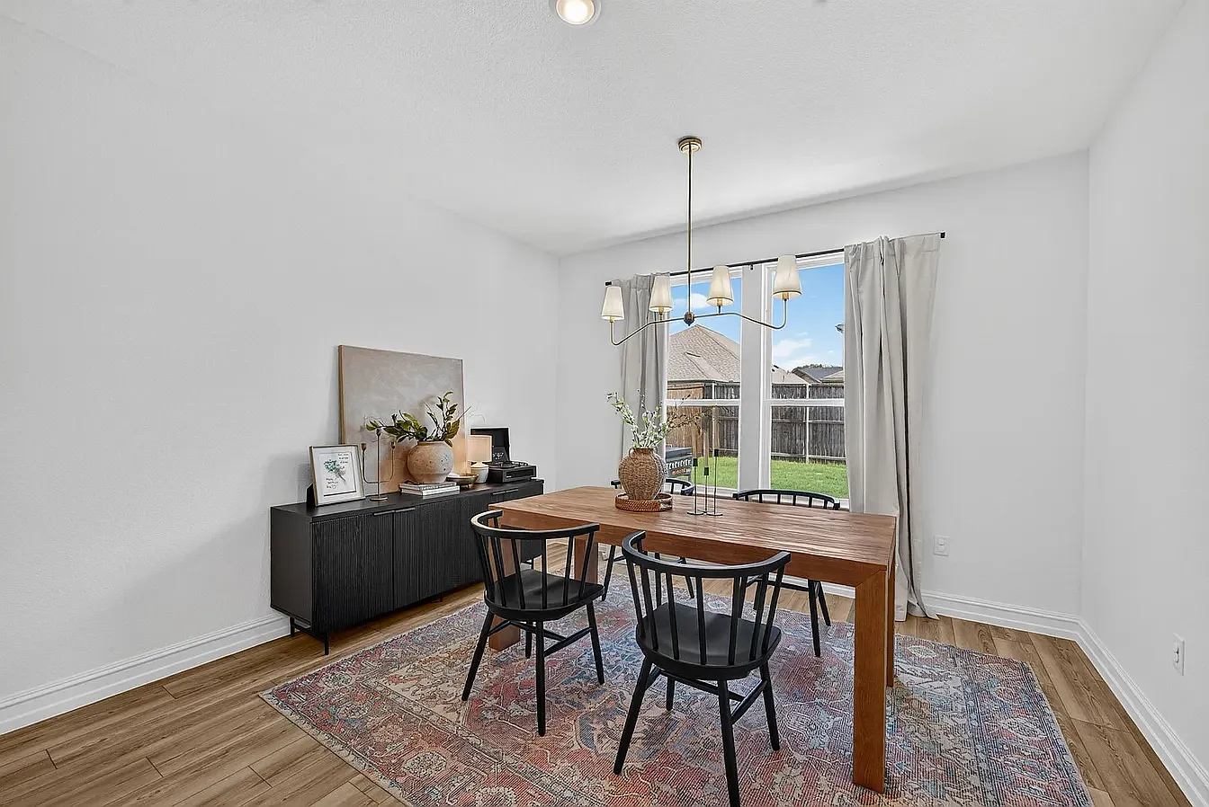 4 bed, 1991 sqft, $2,600 — Photo 2