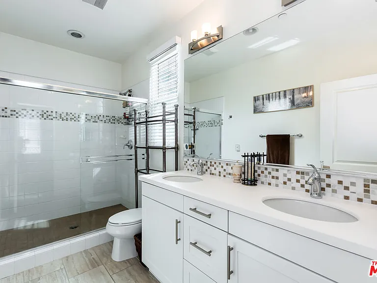 5547 Palm Dr — Photo 16