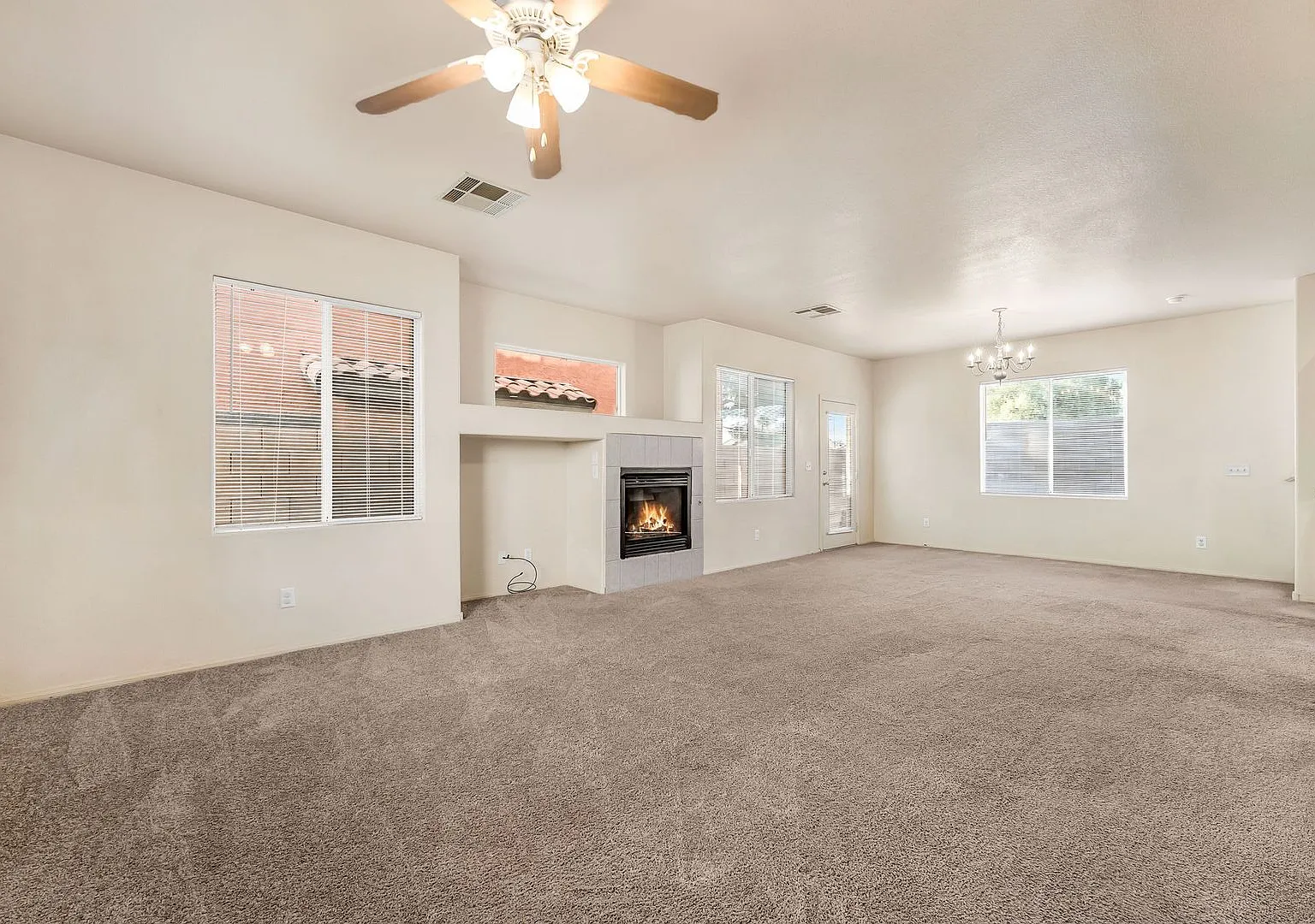 Introducing a 3 Bedroom property nestled in the vibrant city of Las Vegas. — Photo 4