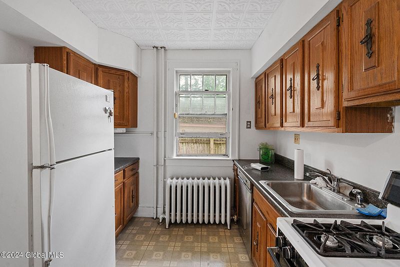 4th image of 41 Fairlawn Avenue