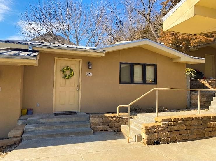 1st image of 216 S Oak Pl