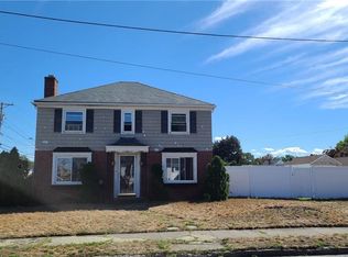 135 Scarborough Rd, Pawtucket, RI 02861