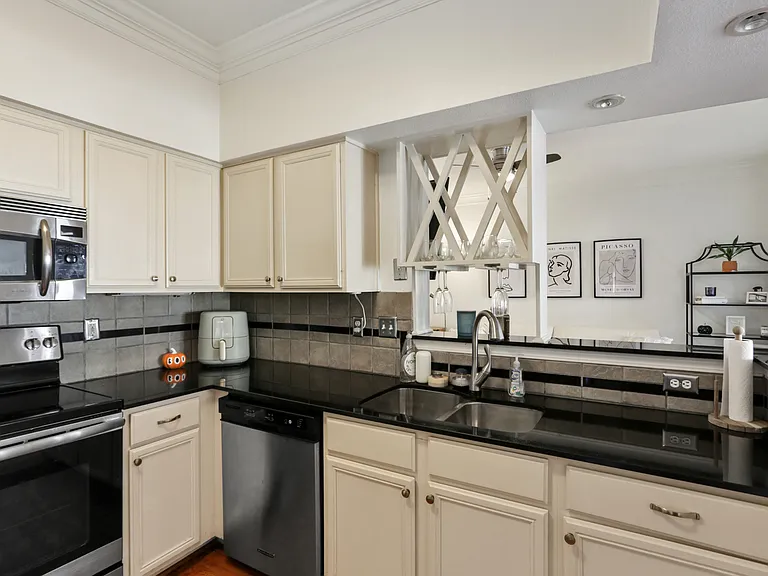 3777 Peachtree Rd #321 — Photo 20