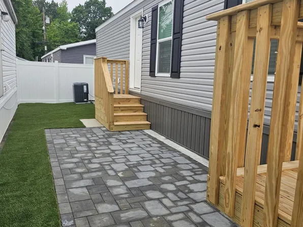 30 Pine Creek Village, Hazlet, NJ 07730