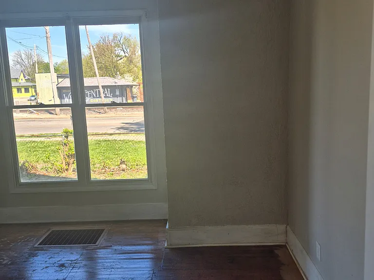 611 Nichol Ave #2 — Photo 3