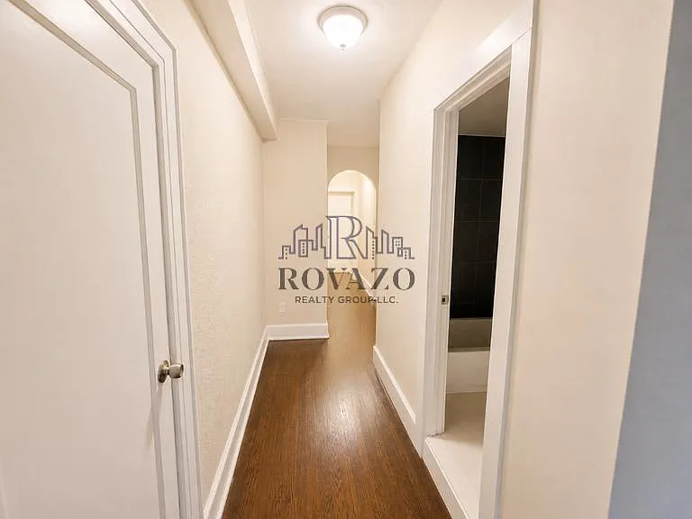 3 bed, 750 sqft, $2,100 — Photo 4