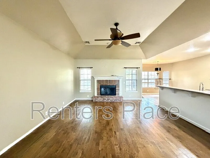 3 bed, 2.0 bath, 1894 sqft, $1,950 — Photo 3