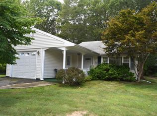 193 Berkshire Dr, Ridge, NY 11961