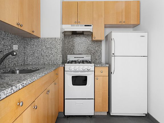 4th image of 220 E 54th St APT 10B