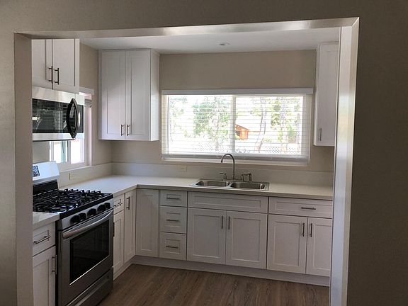 Kitchen - SS Appliances & Quartz Countertops