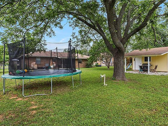 3rd image of 208 Glenmoor St