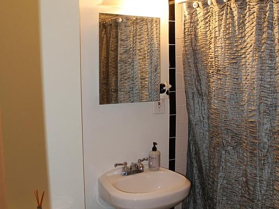 3rd image of 5001 Lynndale Dr #B