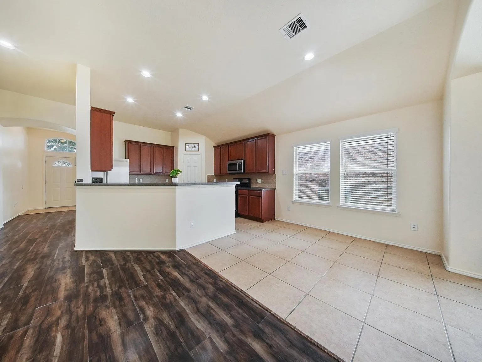 3 bed, 2.0 bath, 2202 sqft, $2,495 — Photo 4