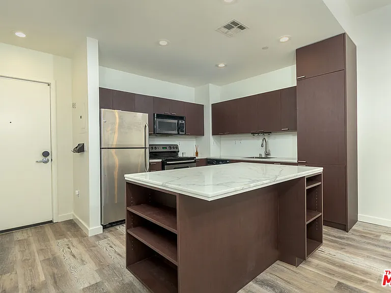 630 W 6th St #207 — Photo 6