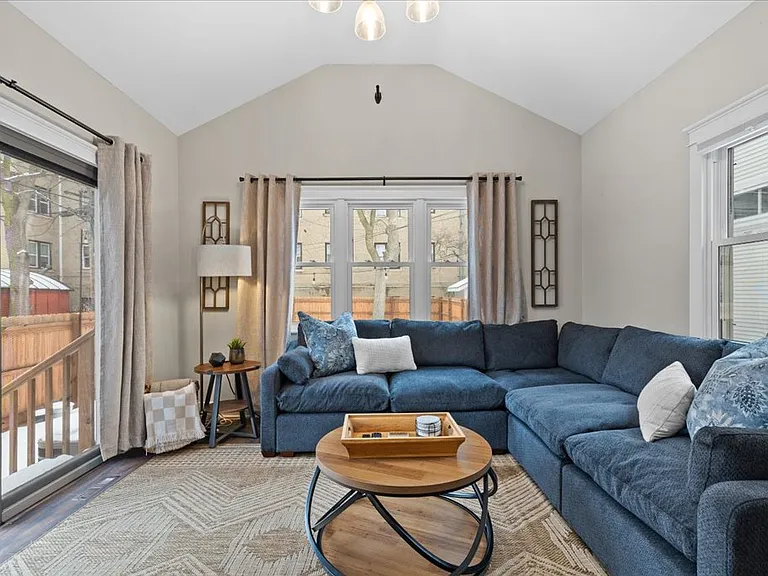 1608 N Astor St — Photo 16