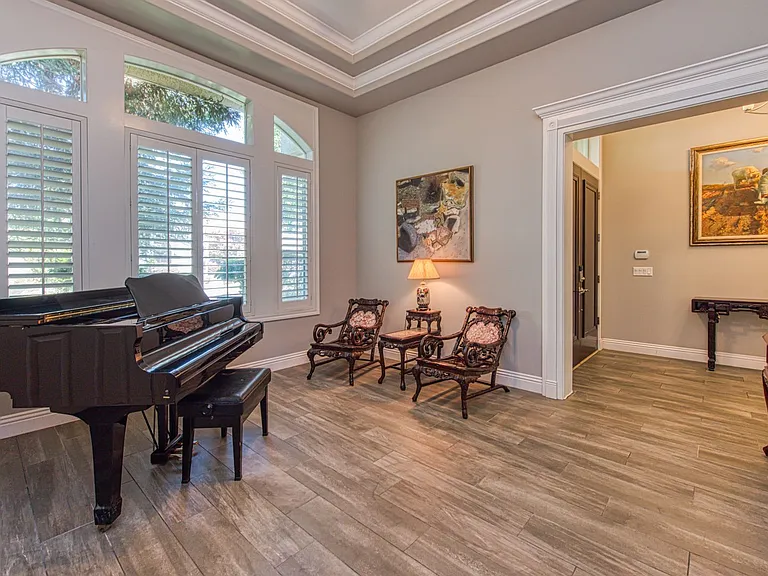 10234 N Rowell Ave — Photo 5