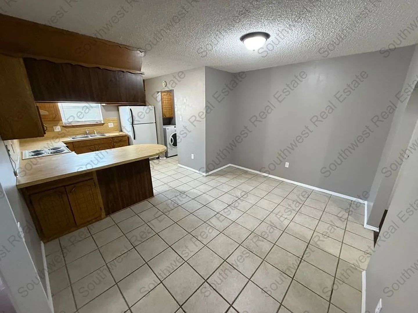 Spacious 3 bedrooms 2 baths home with 2 car garage — Photo 3