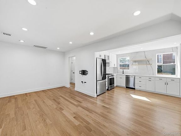 3rd image of 6821 Cloverdale Ln