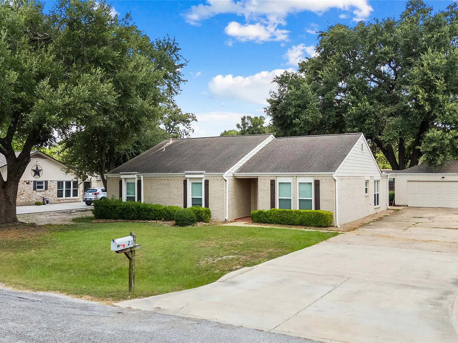 4 bed, 2.0 bath, 2169 sqft, $2,000 — Photo 2