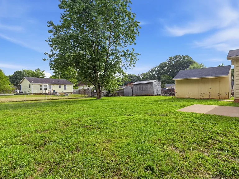 688 Debbie Dr — Photo 20