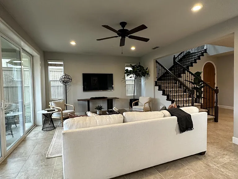 5049 Verona Dr — Photo 3