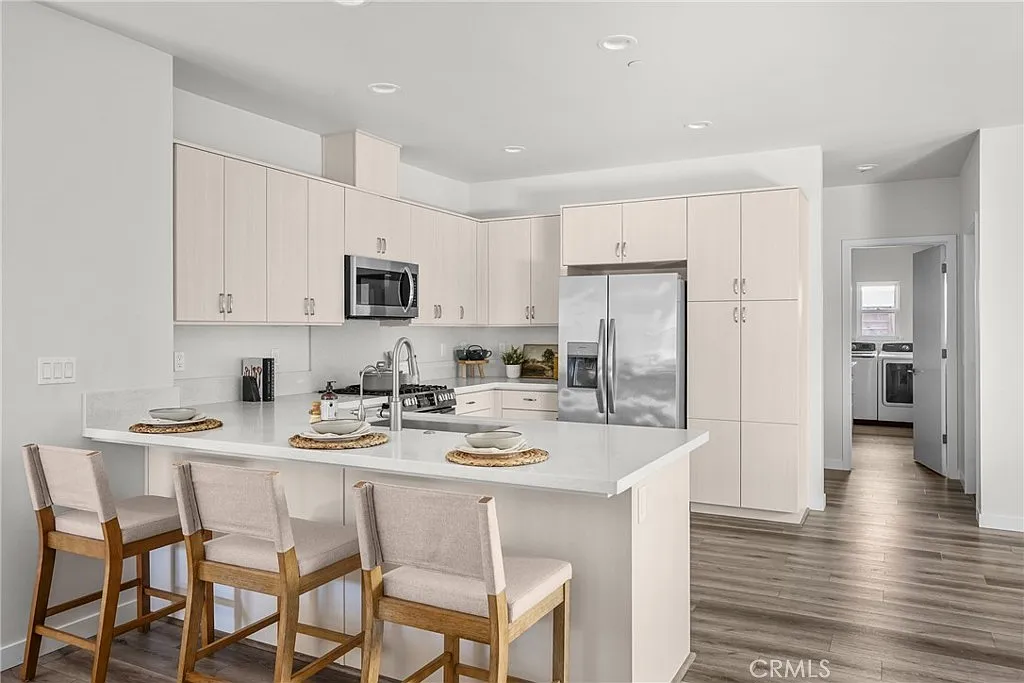 4 bed, 2.5 bath, 1940 sqft, $5,250 — Photo 4