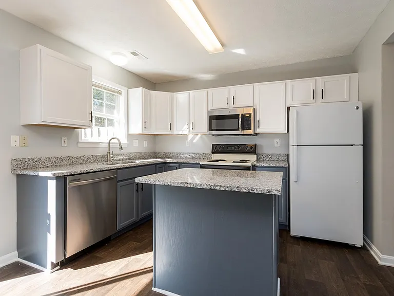 Delightful two-tone cabinets
