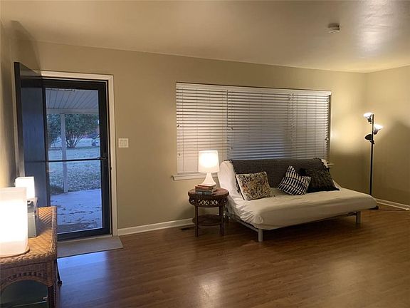 4th image of 210 Barbour Ave