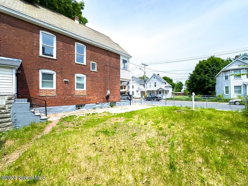 3rd image of 838 Strong Street