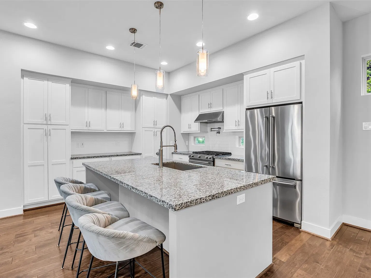 3 bed, 3.5 bath, 2139 sqft, $2,900 — Photo 2