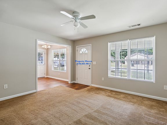 Entrance with view to breakfast area