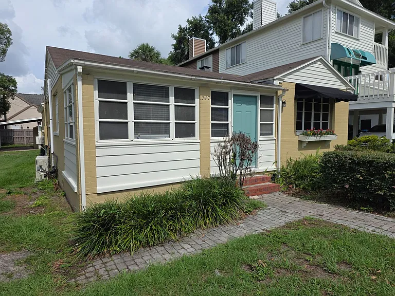 747 Maryland Ave — Photo 2