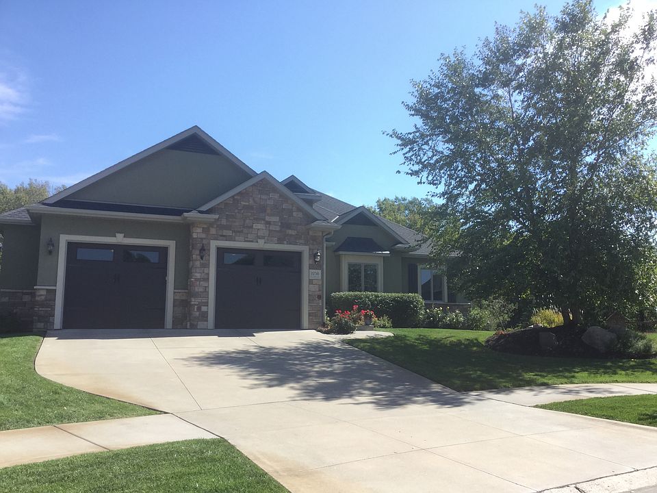 Large 2 1/2 Car Garage