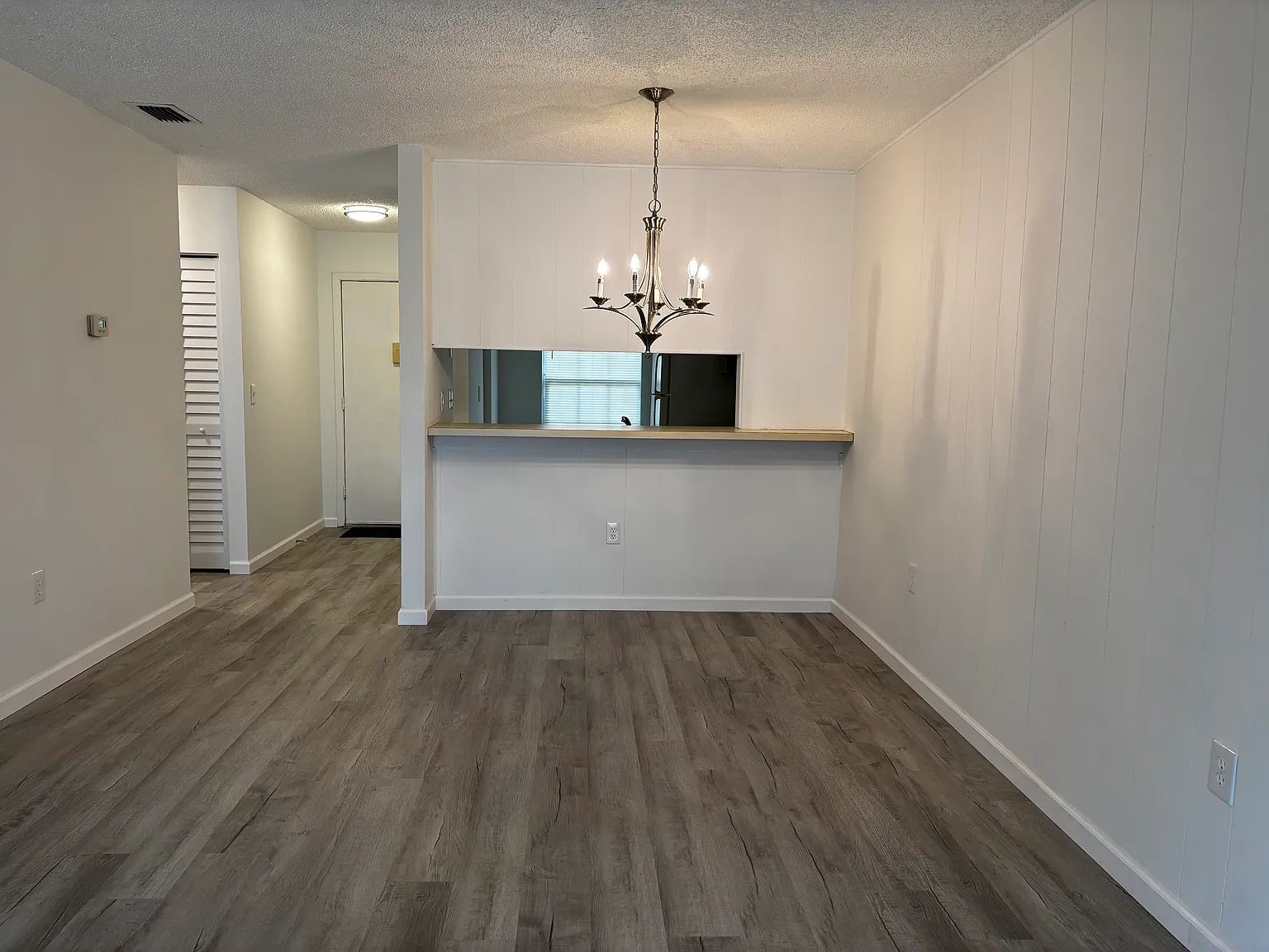2 bed, 888 sqft, $1,300 — Photo 2