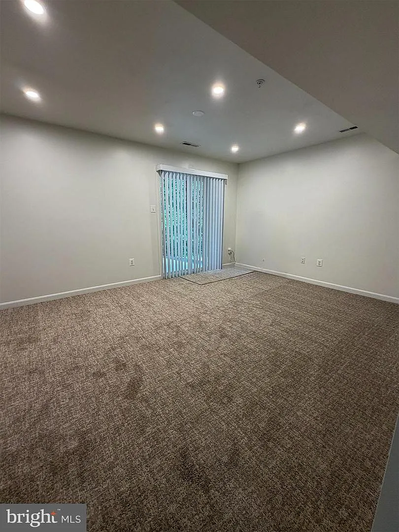 3 bed, 4.0 bath, 1624 sqft, $3,300 — Photo 4