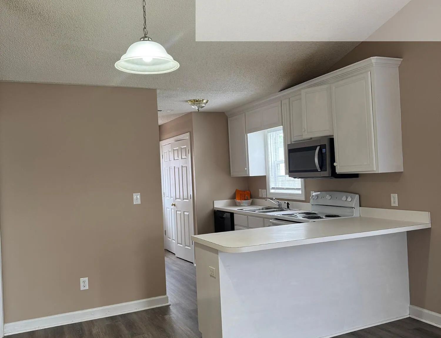 3 bed, 2.0 bath, 1000 sqft, $1,350 — Photo 4