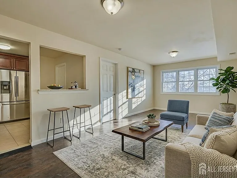 342 College Dr — Photo 8