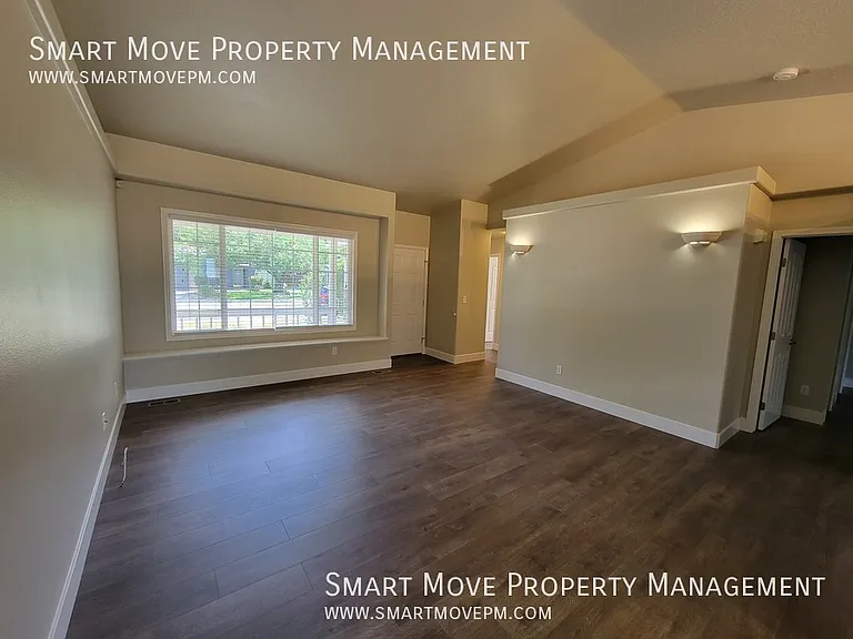 1067 N Crestley Ave — Photo 4