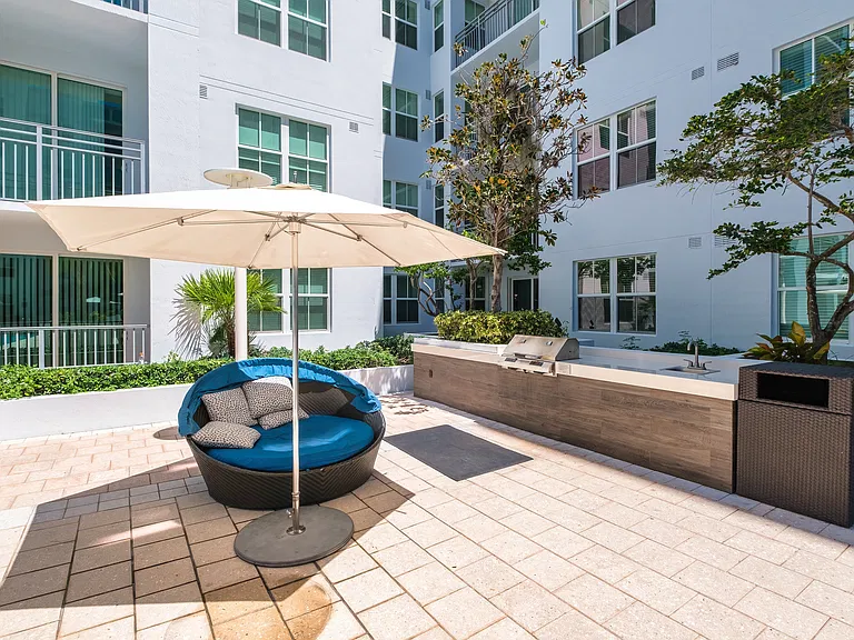 Outdoor Lounge and Grill