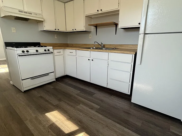 324 Vermont St NE #4 — Photo 3